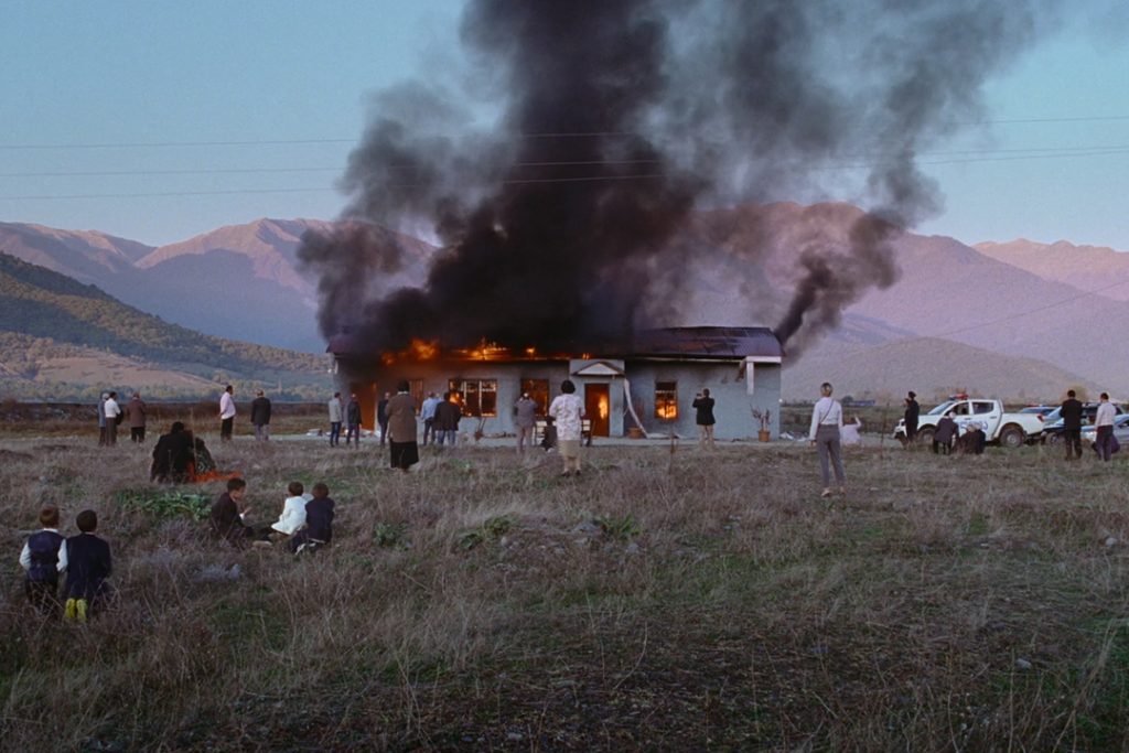 Das brennende Gemeindehaus von Yanas Familie in "Beginning"
